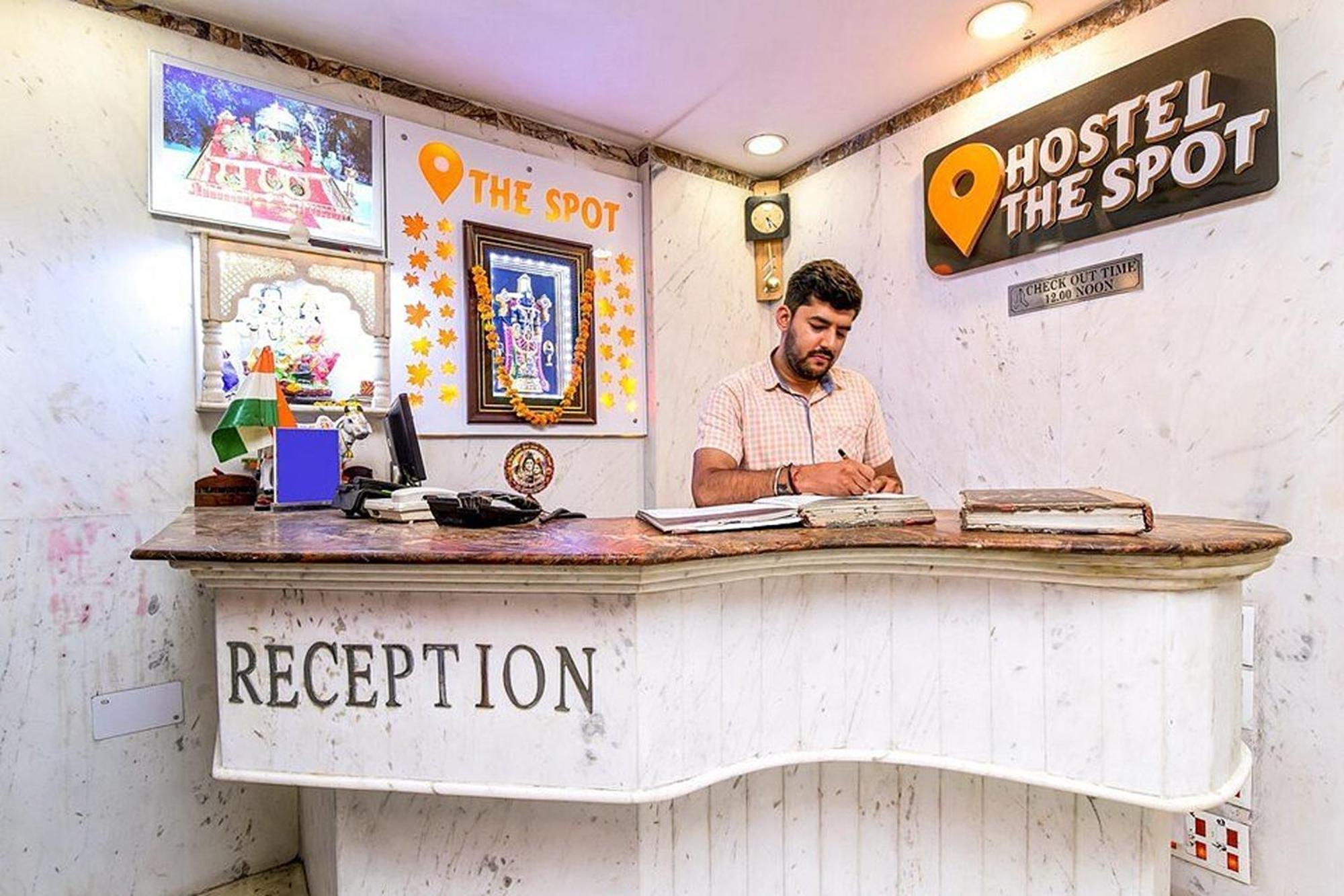 Spot Inn Hostel New Delhi Eksteriør bilde